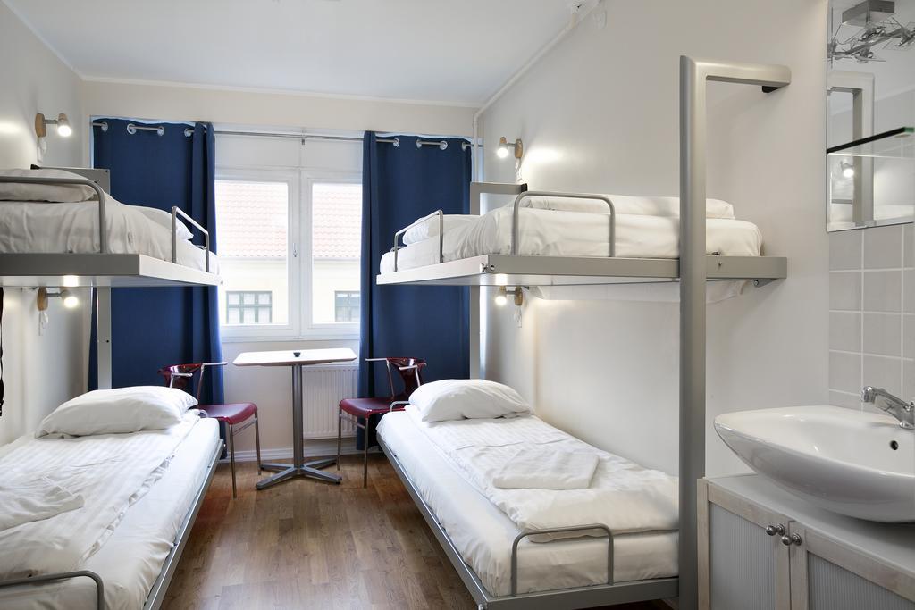 Deze driepersoonskamer heeft een gedeelde badkamer.