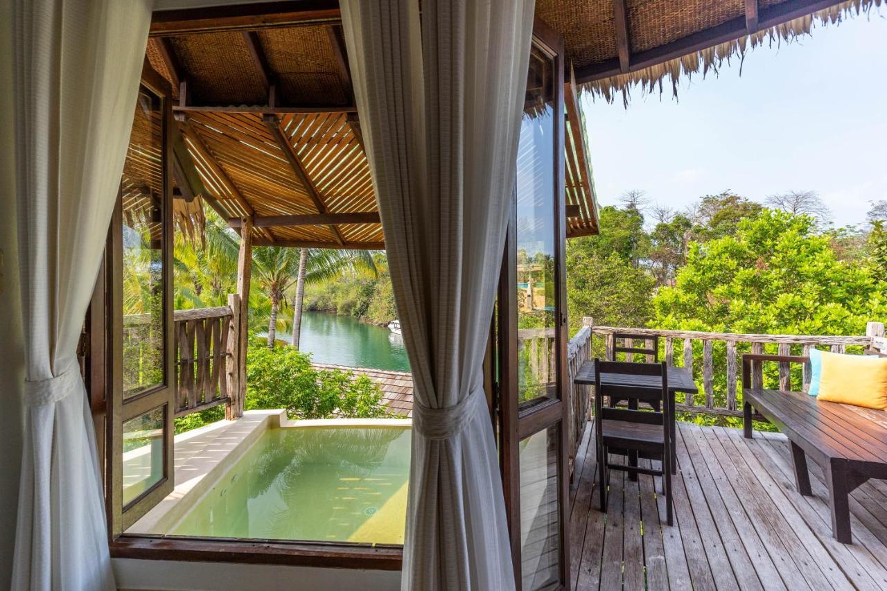 AANA Villa mit Tauchbecken und Flussblick