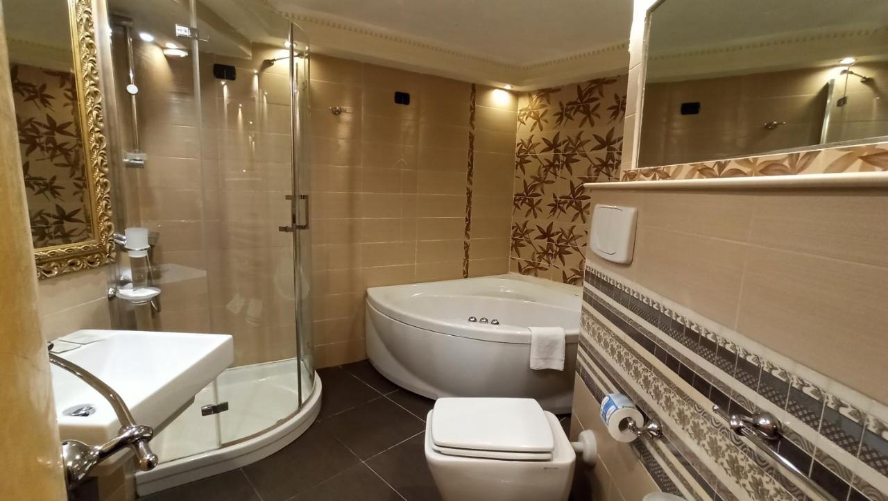 Doppelzimmer mit Whirlpool-Badewanne
