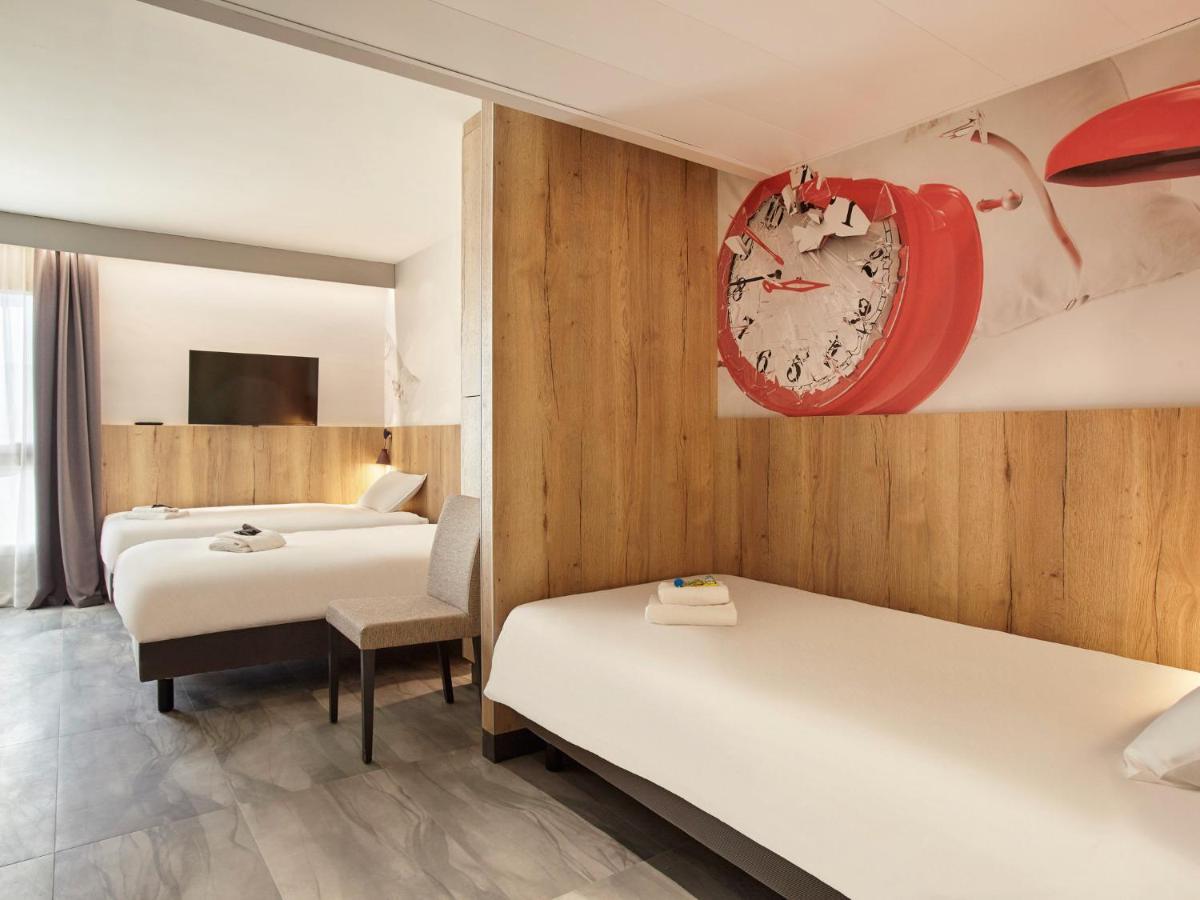 Chambre Tribu avec 1 Lit Double et 3 Lits Simples