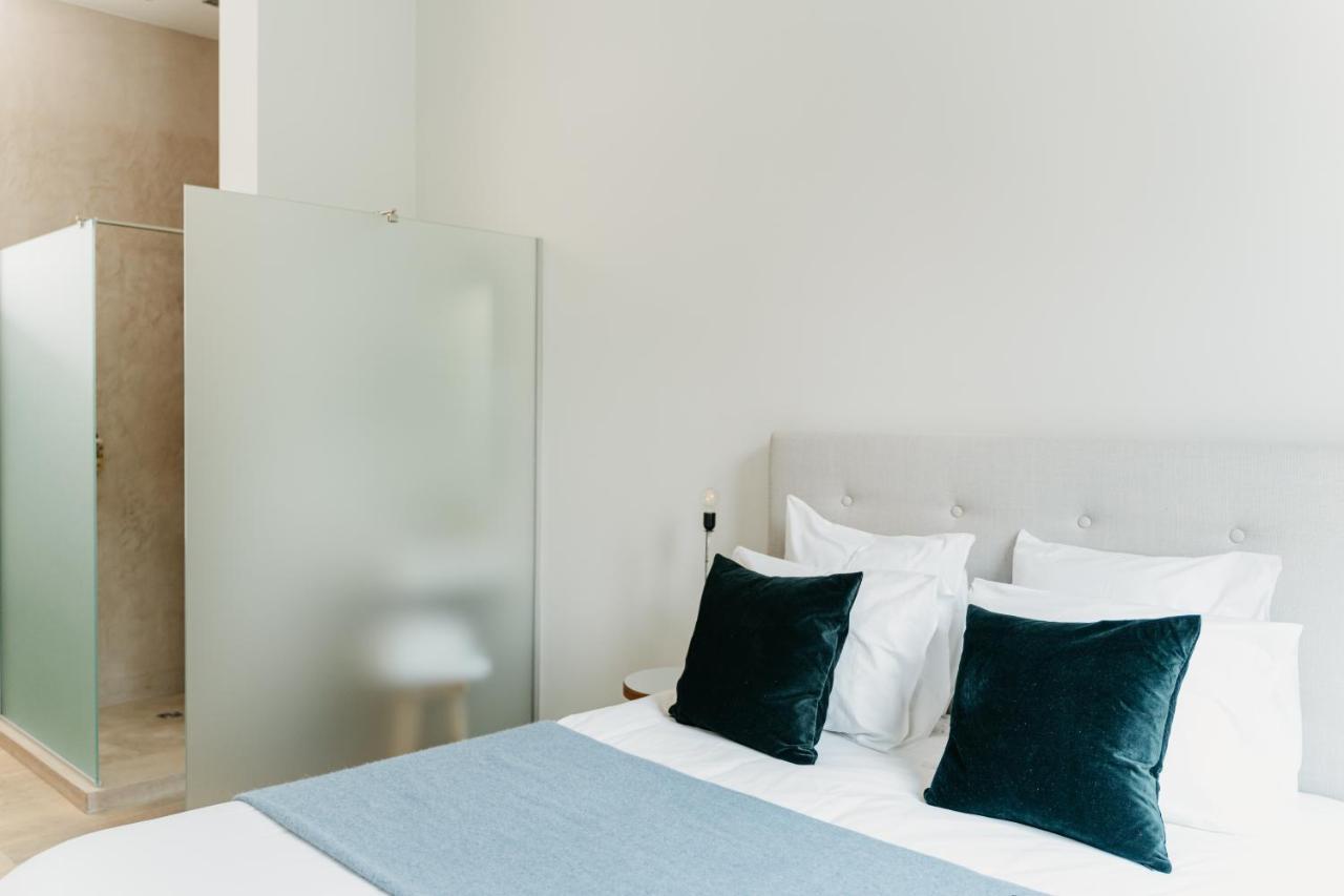Habitación con cama grande