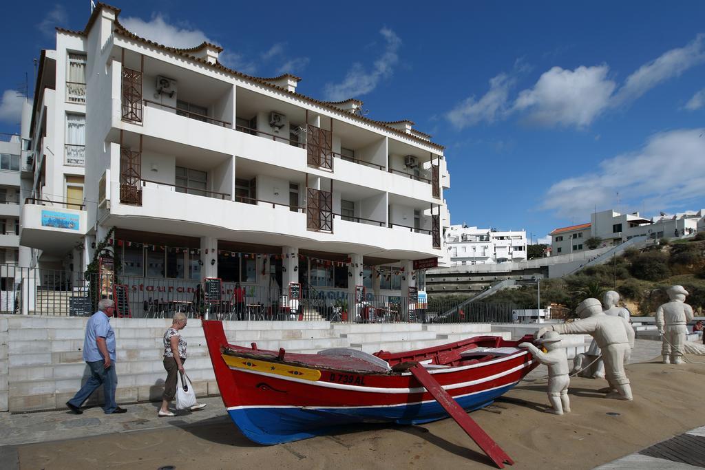 Estudio con vistas laterales al mar