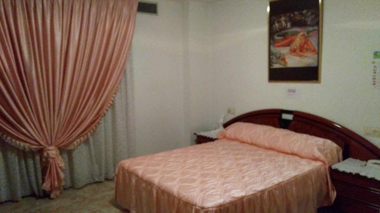 Habitación con cama extragrande y bañera de hidromasaje