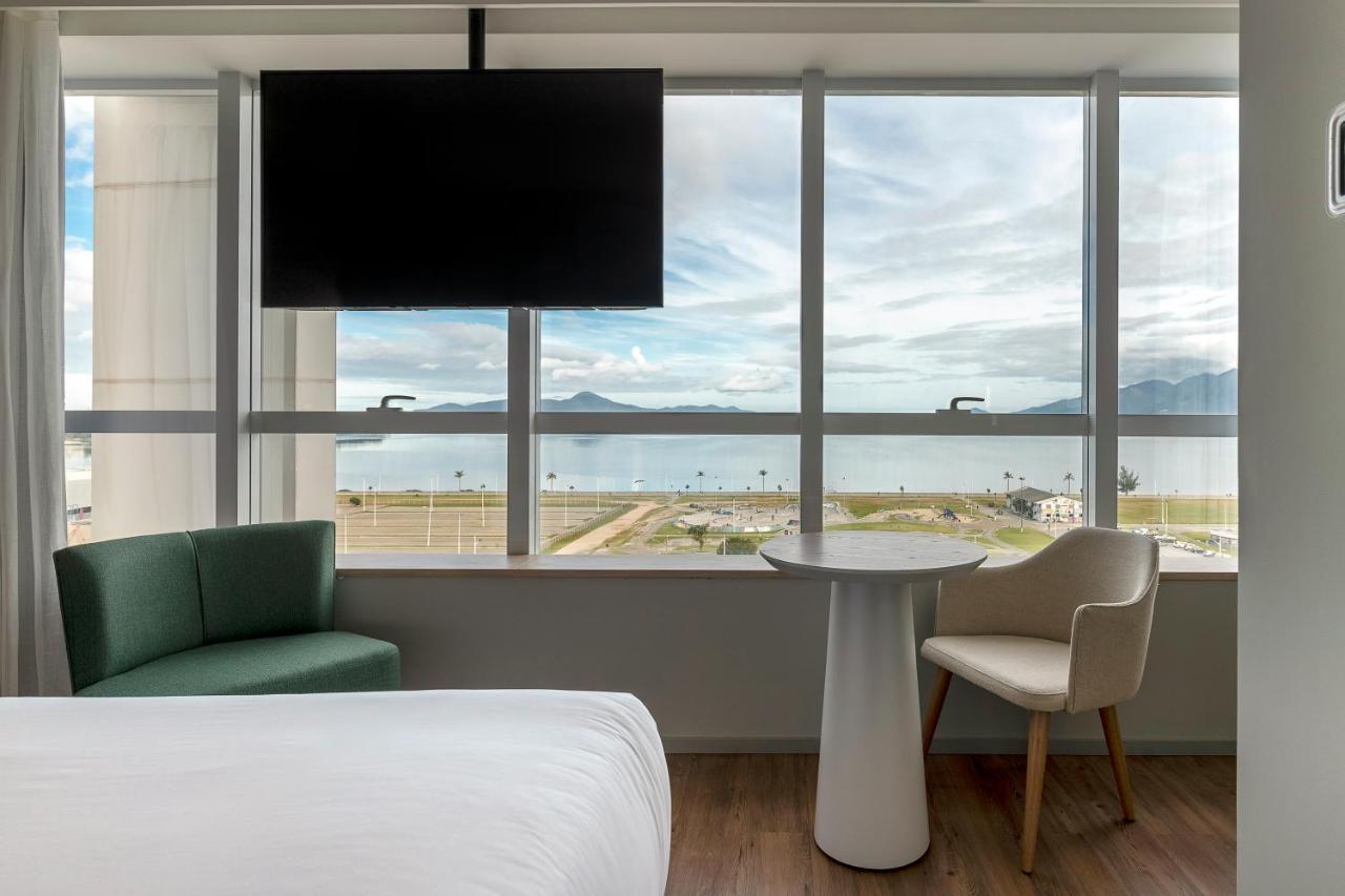 Quarto com Cama Queen-size e Vista do Mar