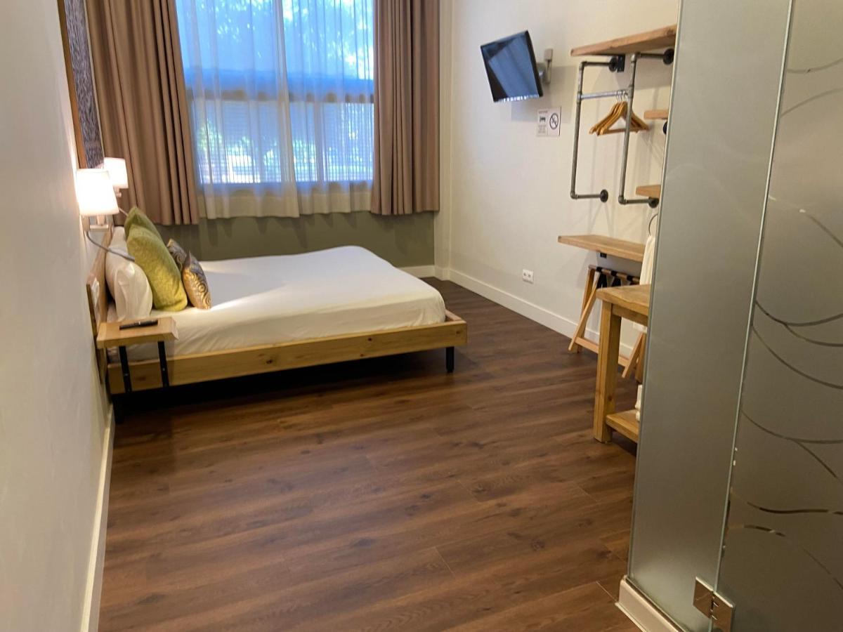 Habitación Doble con cama supletoria y vistas al jardín