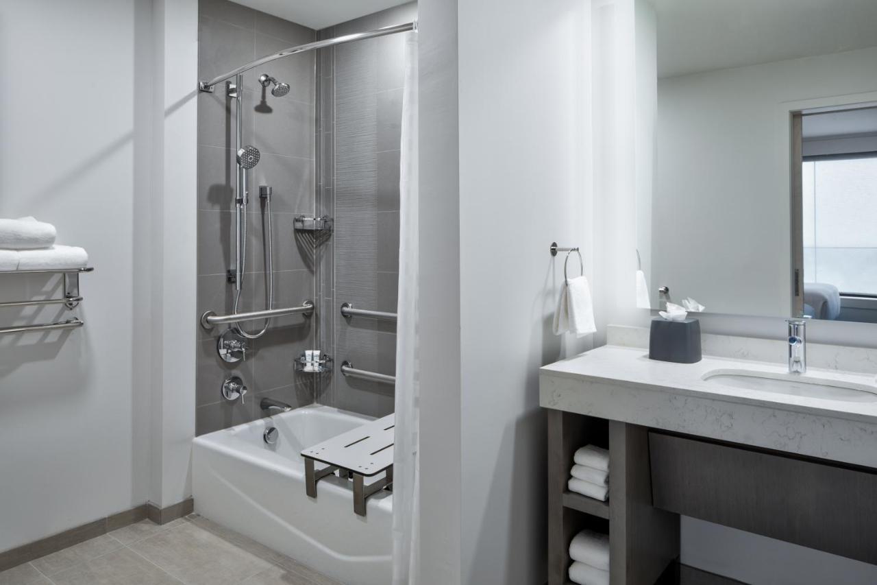 One-Bedroom King Suite with Sofa Bed, Kitchen and Tub - Disability Access