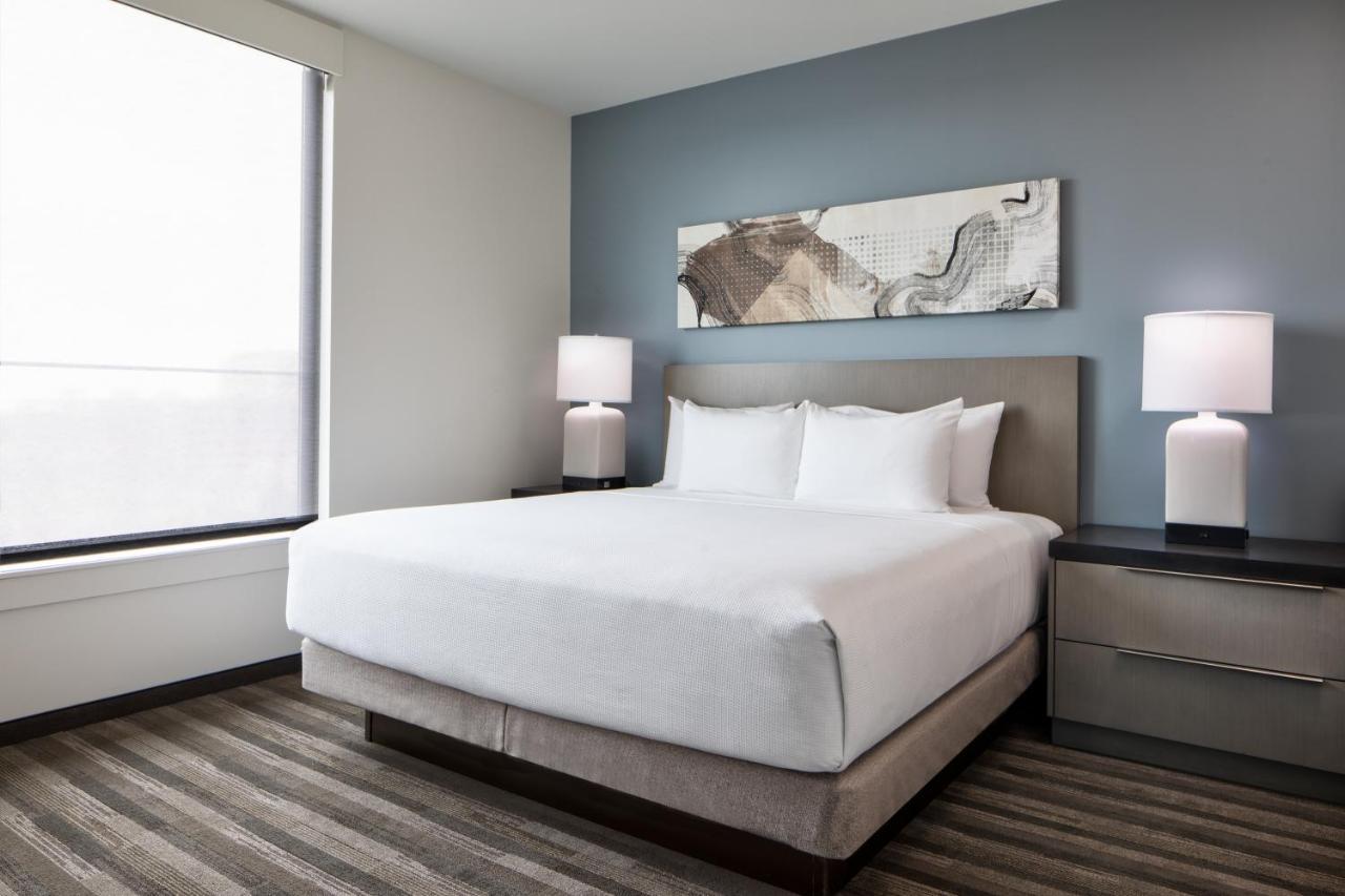 Den King Room with Roll-in Shower - Disability Access
