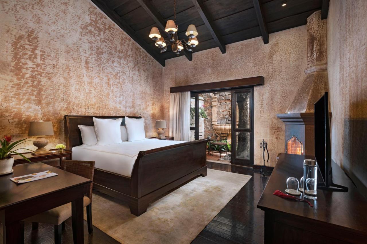 Habitación con cama extragrande y vistas al jardín