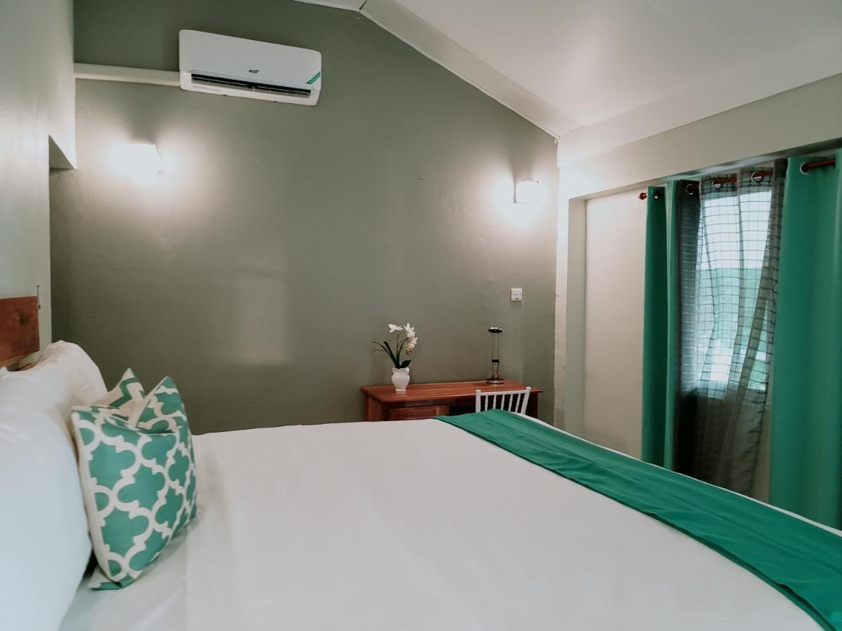 Zimmer mit Queensize-Bett und Gartenblick