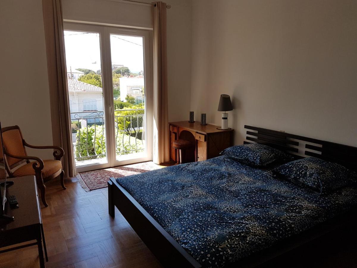Chambre Lit Queen-Size avec Salle de Bains Commune