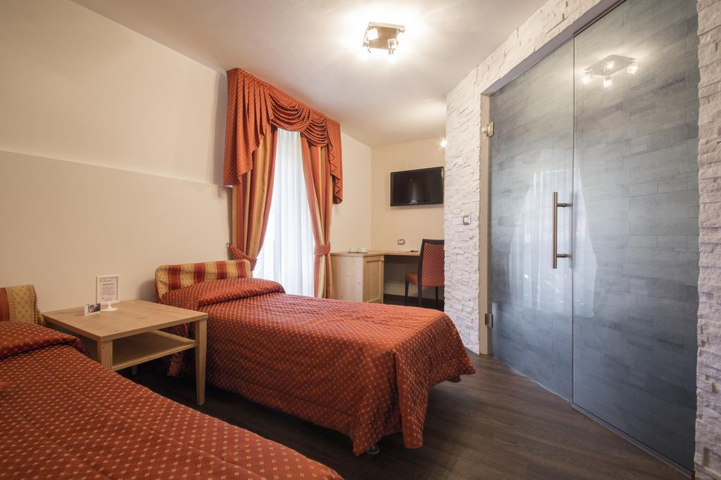 Quadruple Room,681609939:JPEG