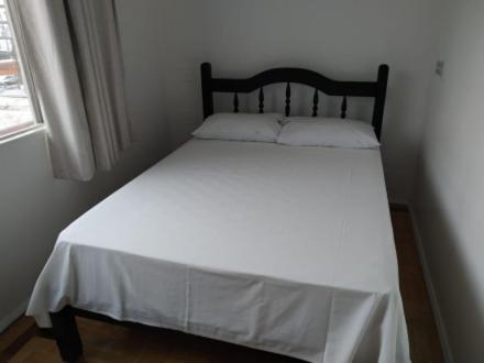 Quarto com Cama de Casal ou 2 de Solteiro e Banheiro
