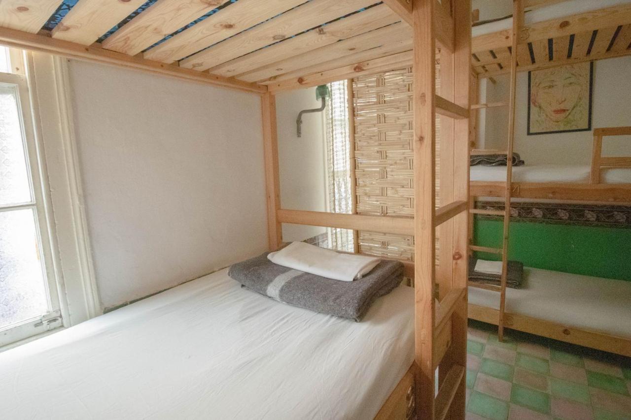 Bed op een Gemengde Slaapzaal met 7 Bedden