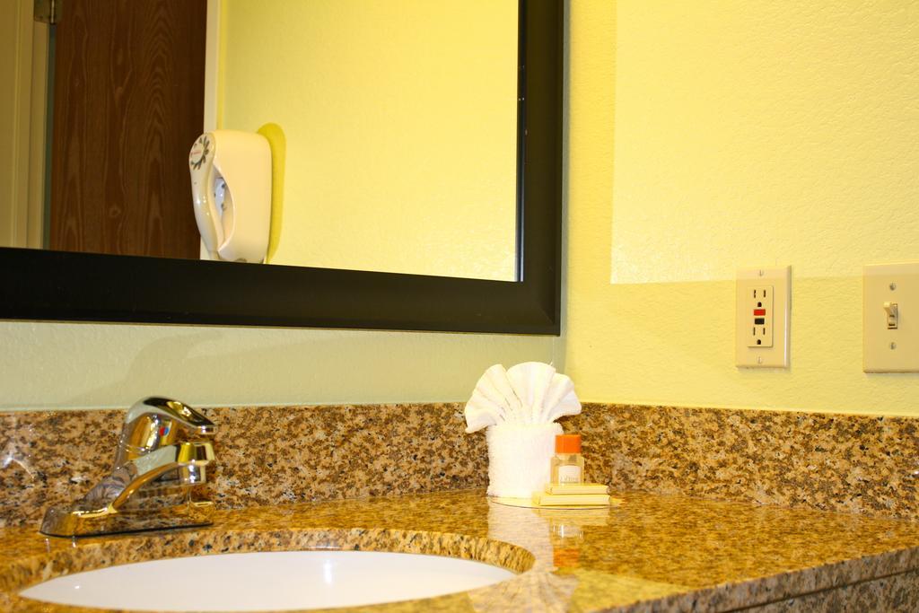 Deluxe Queen Room - Disability Access/Non-Smoking
