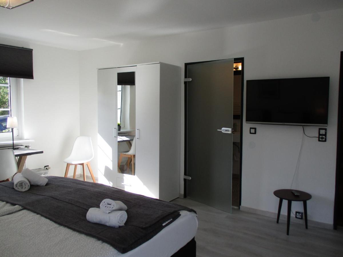 Zimmer mit Kingsize-Bett und Gartenblick.