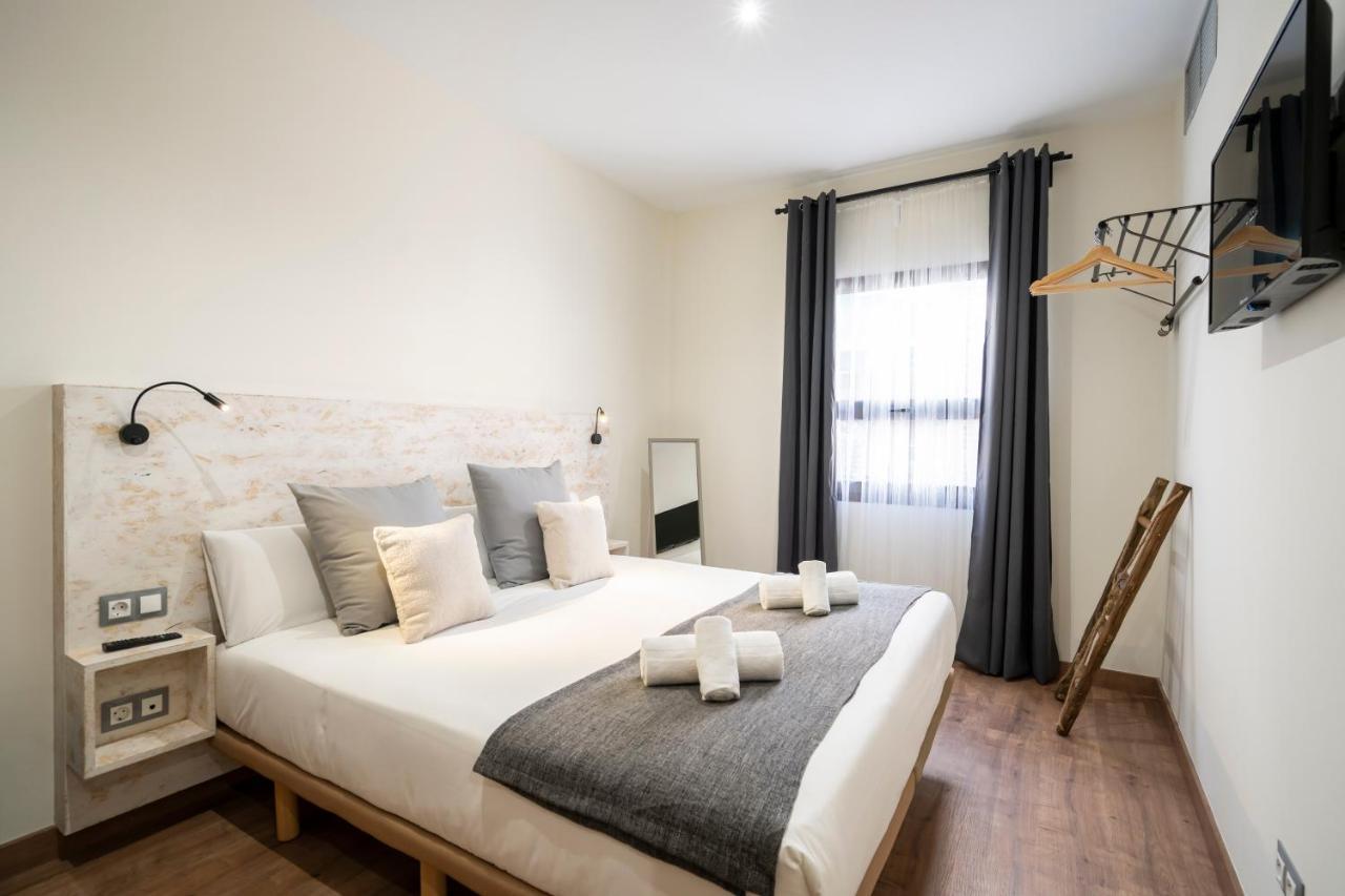 Habitación con cama extragrande.