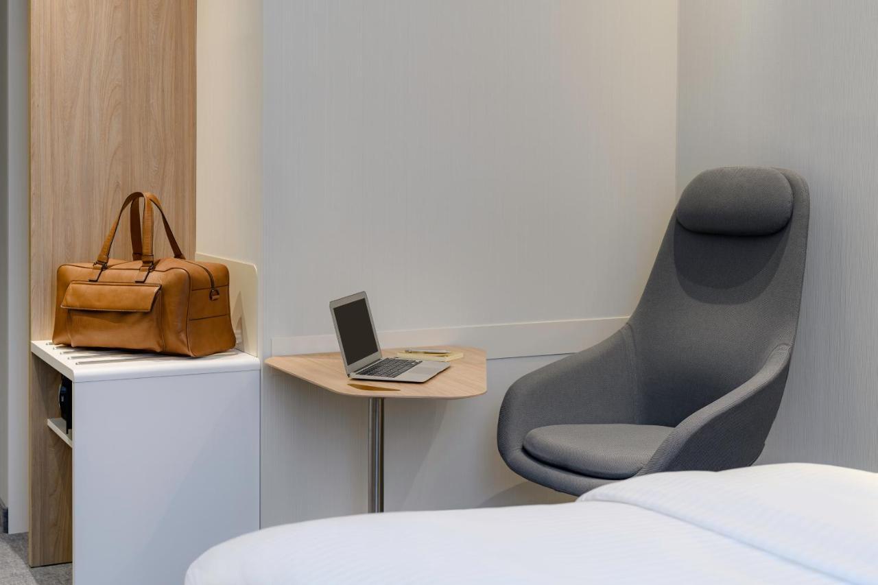 Standardzimmer mit Queensize-Bett und Blick auf den Innenhof