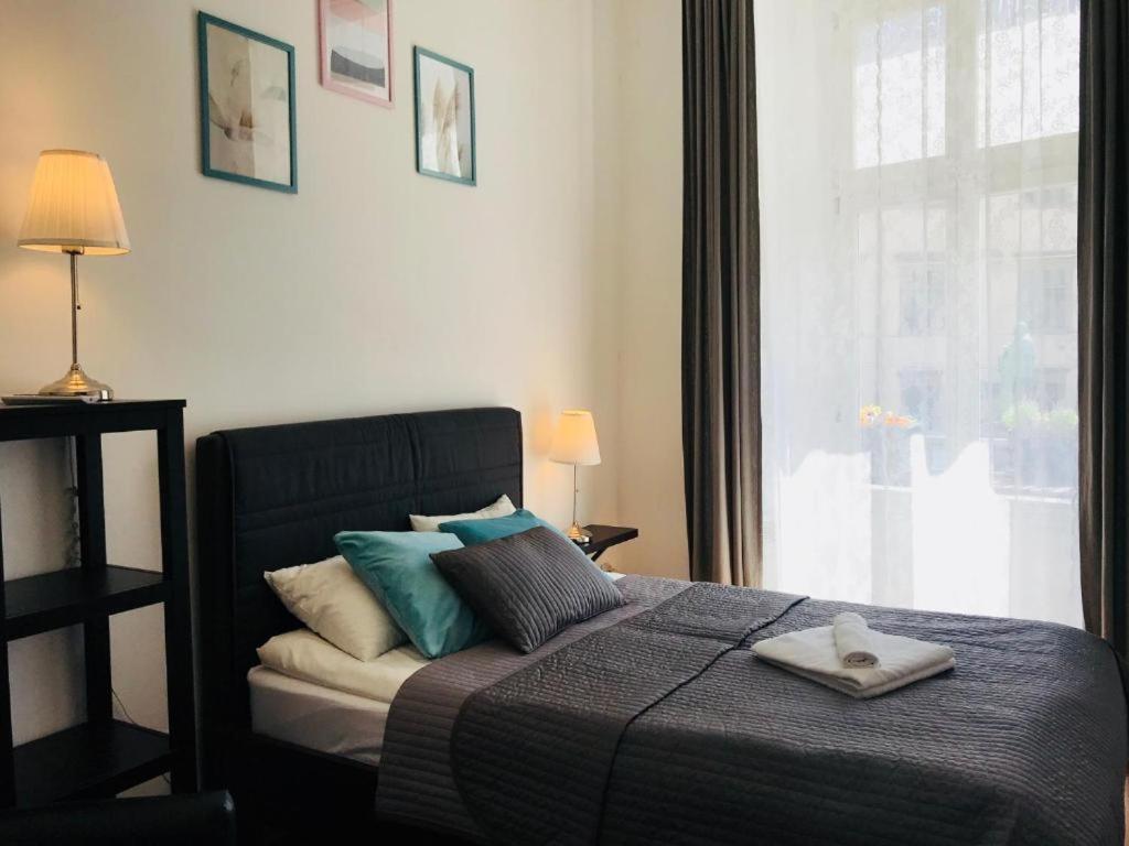 Standard Doppelzimmer mit Balkon und Straßenblick