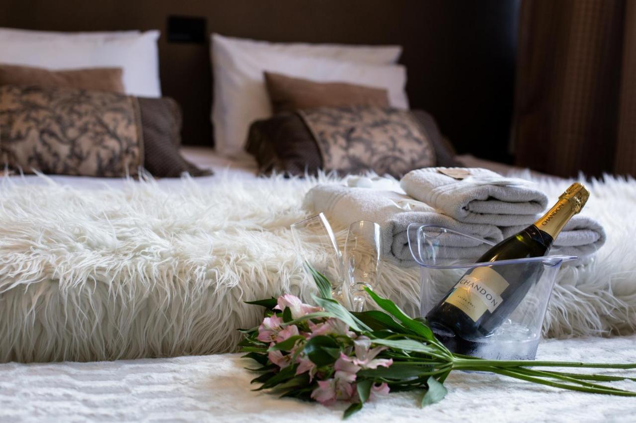 Suíte com Cama King-size e Banheira de Hidromassagem