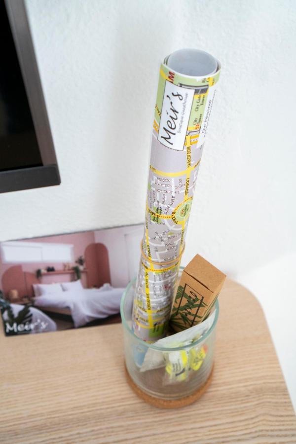 Deze driepersoonskamer heeft een gedeelde badkamer.