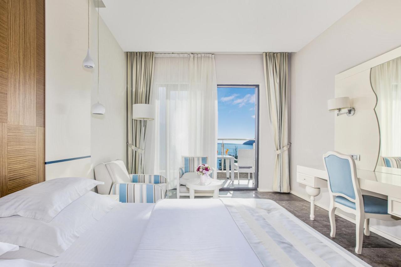 Doppel-/Zweibettzimmer mit Balkon und Meerblick