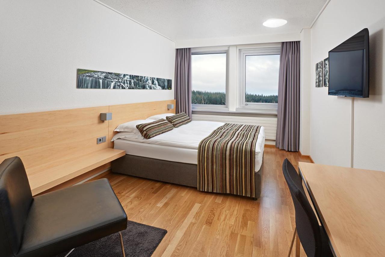 Habitación con cama grande