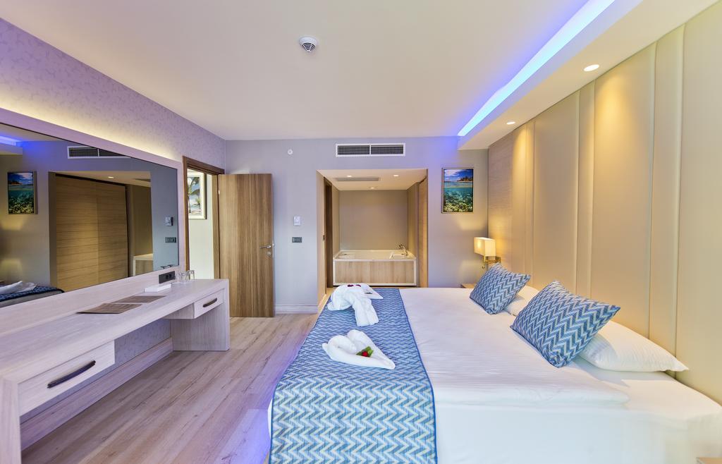 Deluxe Suite mit Whirlpool-Badewanne