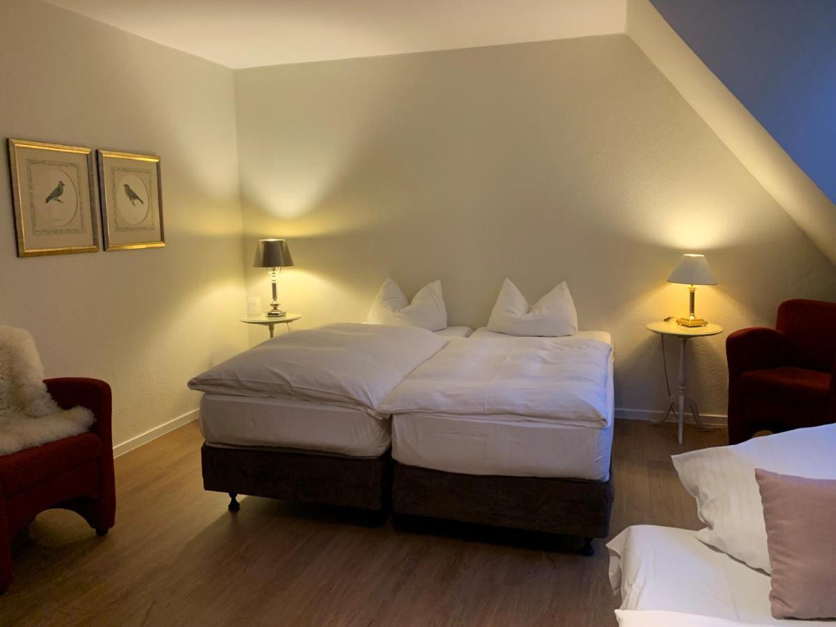 Doppel-/Zweibettzimmer mit Balkon