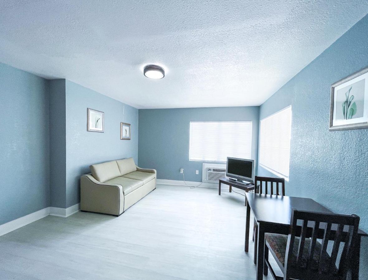 Deluxe Queen Suite