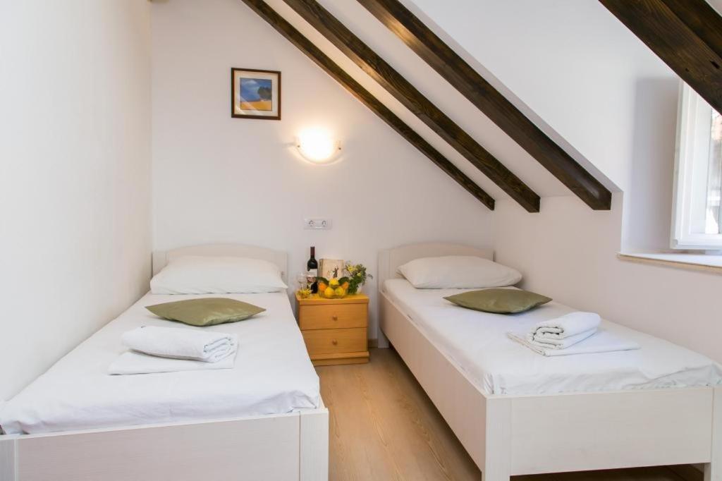 Chambre Lits Jumeaux avec Salle de Bains Commune