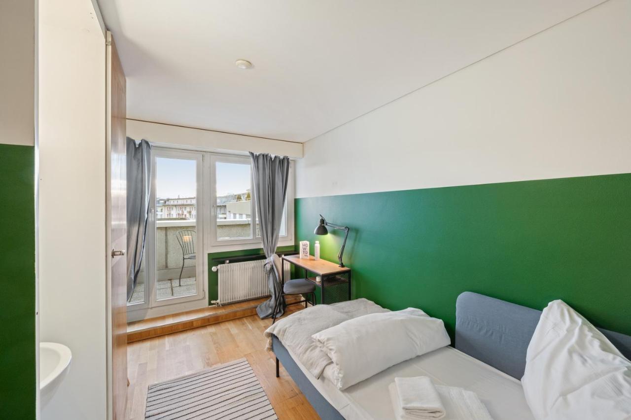 Habitación minimalista con balcón