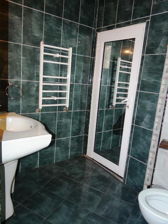 Tweepersoonskamer met 2 Aparte Bedden en Gedeelde Badkamer