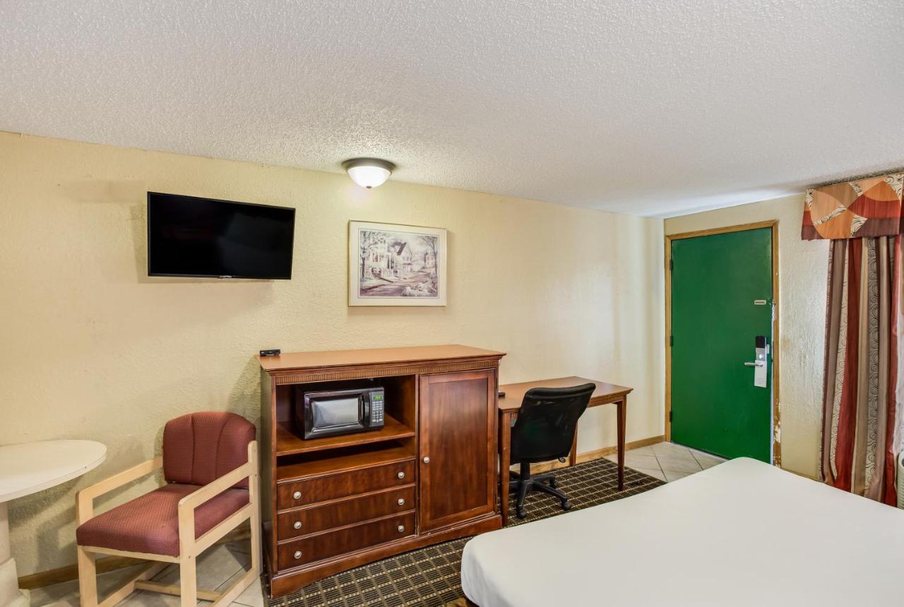 King Suite with Whirlpool - Non-Smoking