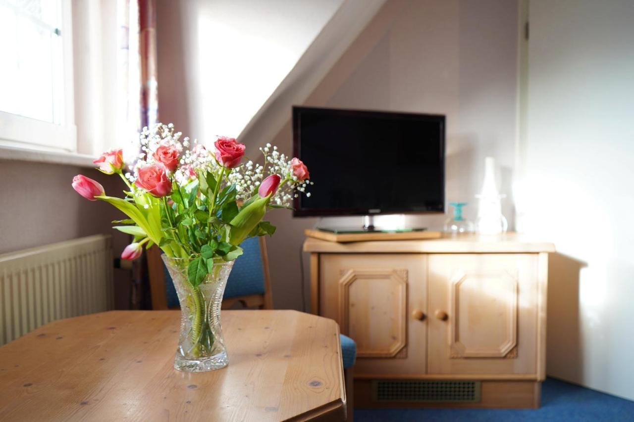 Doppel-/Zweibettzimmer mit seitlichem Meerblick