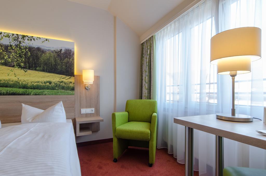 Standaardkamer met een queensize bed.