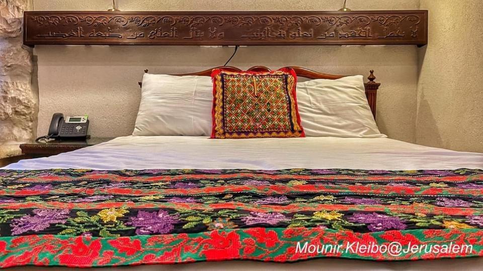 Habitación con cama grande y balcón