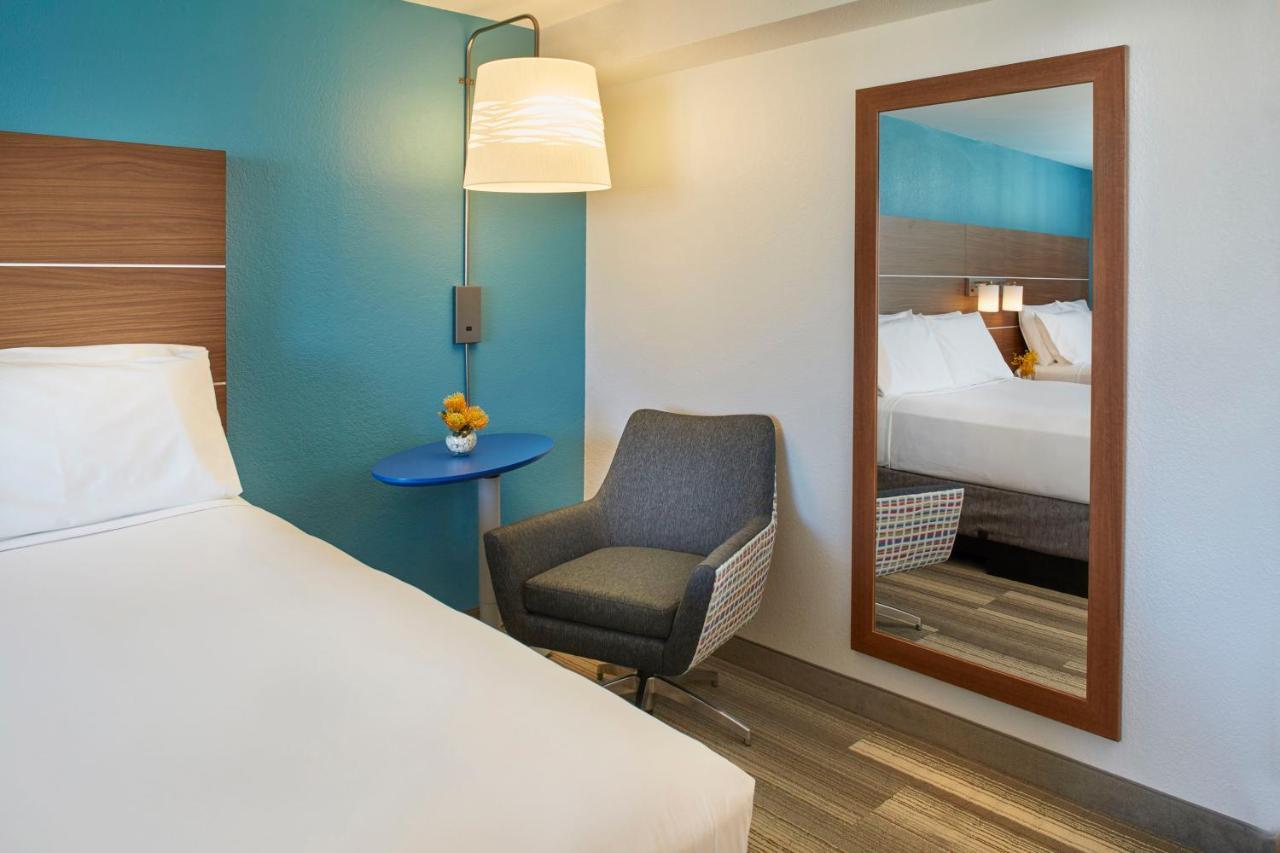 Queen Room with Two Queen Beds and City View