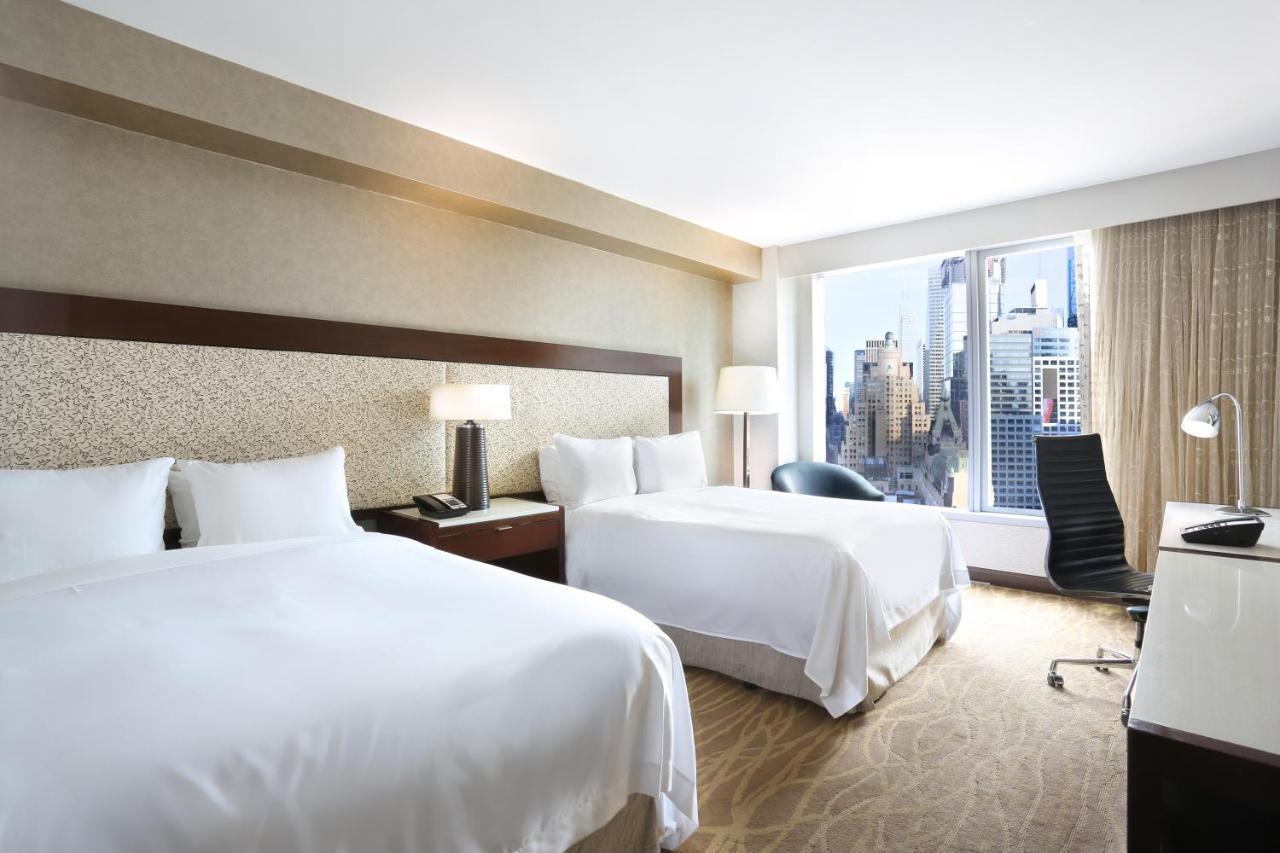 Habitación Doble Premium con 2 camas dobles y vistas al centro de la ciudad