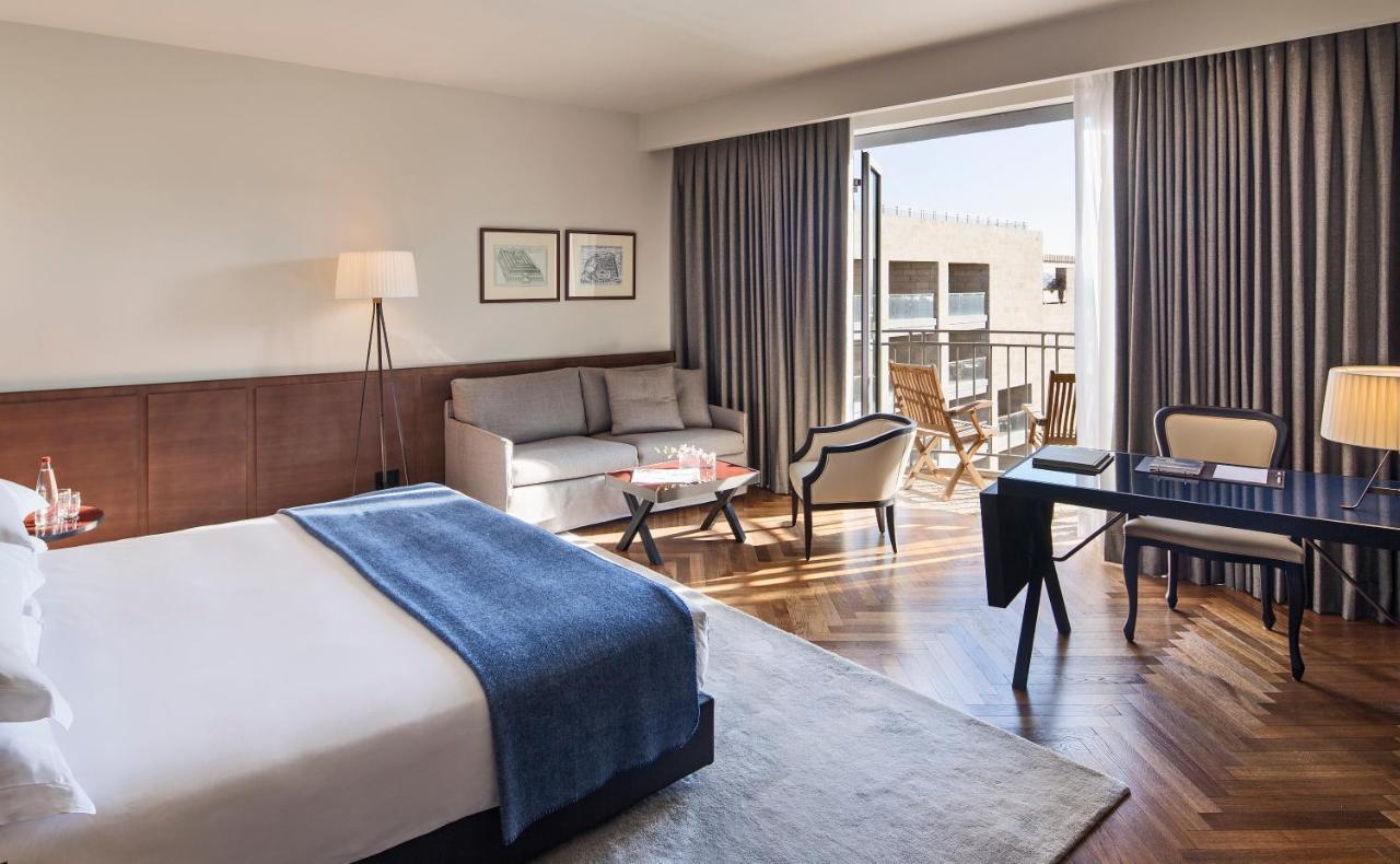 Alcove Deluxe Room with Balcony an Old City View
