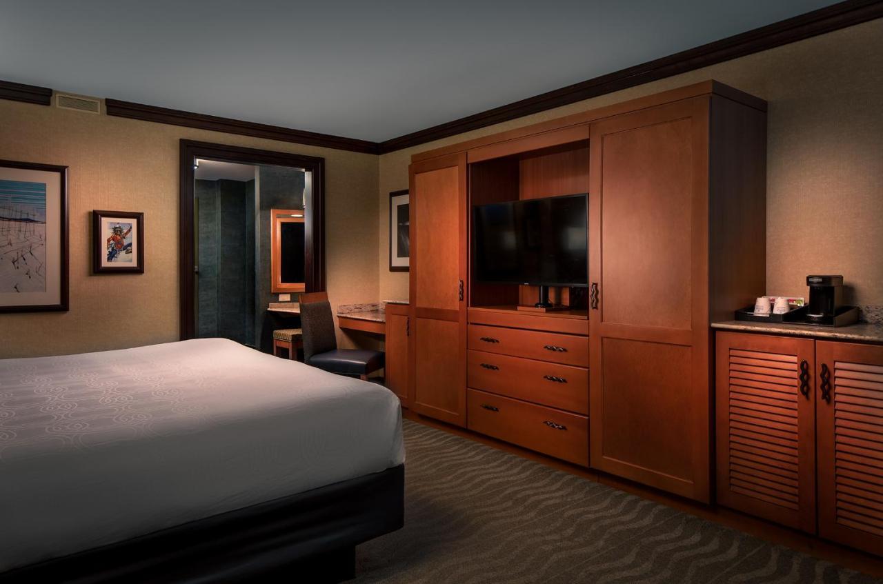 Deluxe Room One King Bed - Smoking