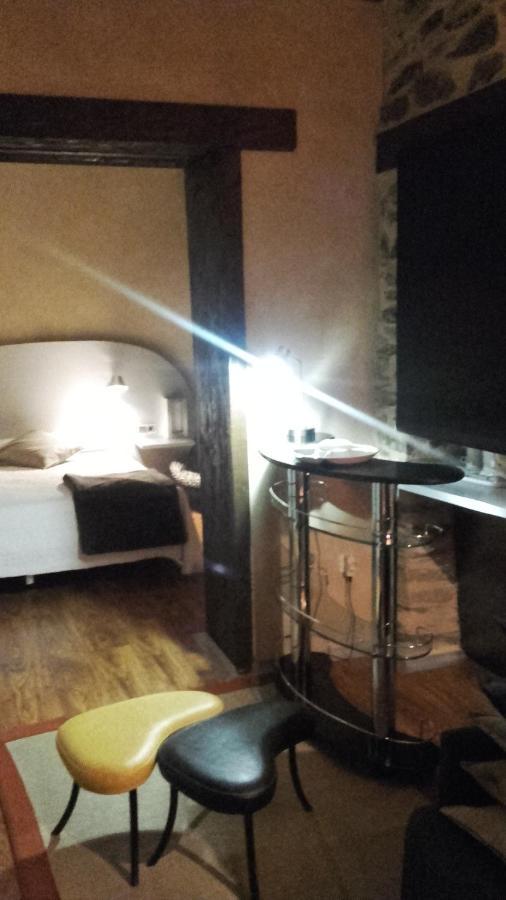 Habitación con cama grande y bañera de hidromasaje