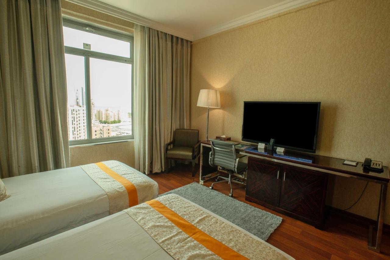 Quarto com 2 Camas de Solteiro e Vista da Cidade