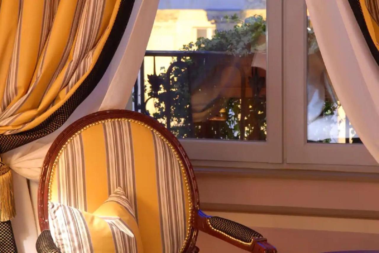 Premium Zimmer mit Kingsize-Bett und Blick auf die Oper