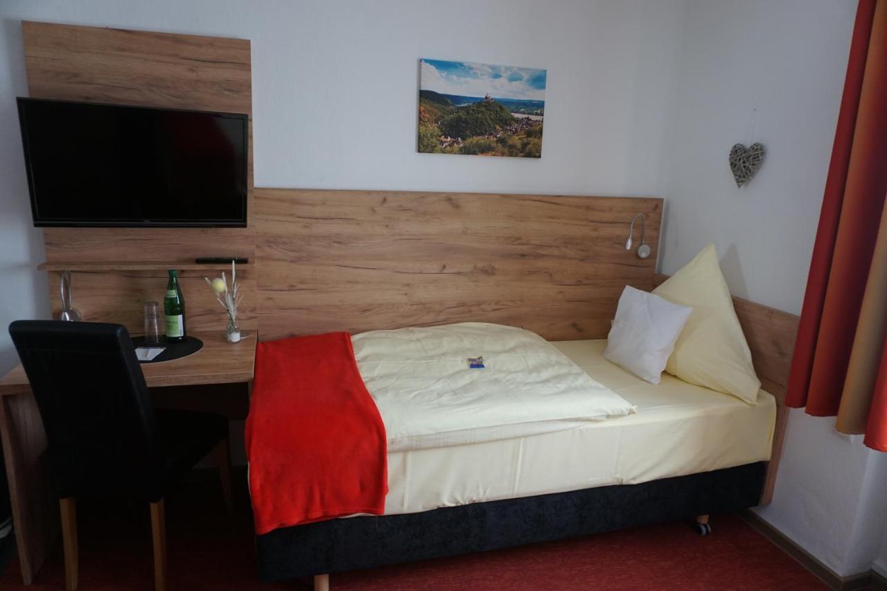Tweepersoonskamer met 2 Aparte Bedden en Gedeelde Badkamer