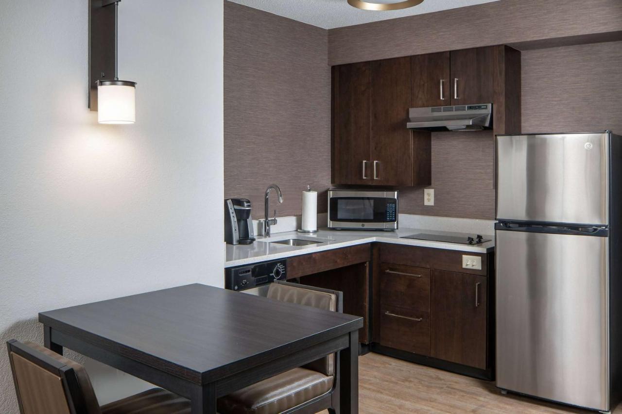 Studio Suite Deluxe  Queen with Bathtub - Mobility Accessible