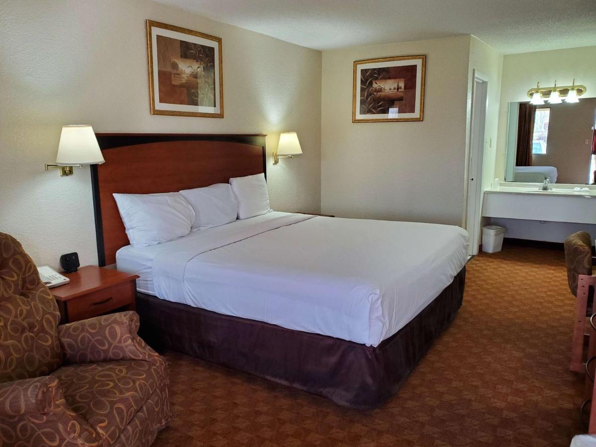 Deluxe King Room - Non-Smoking