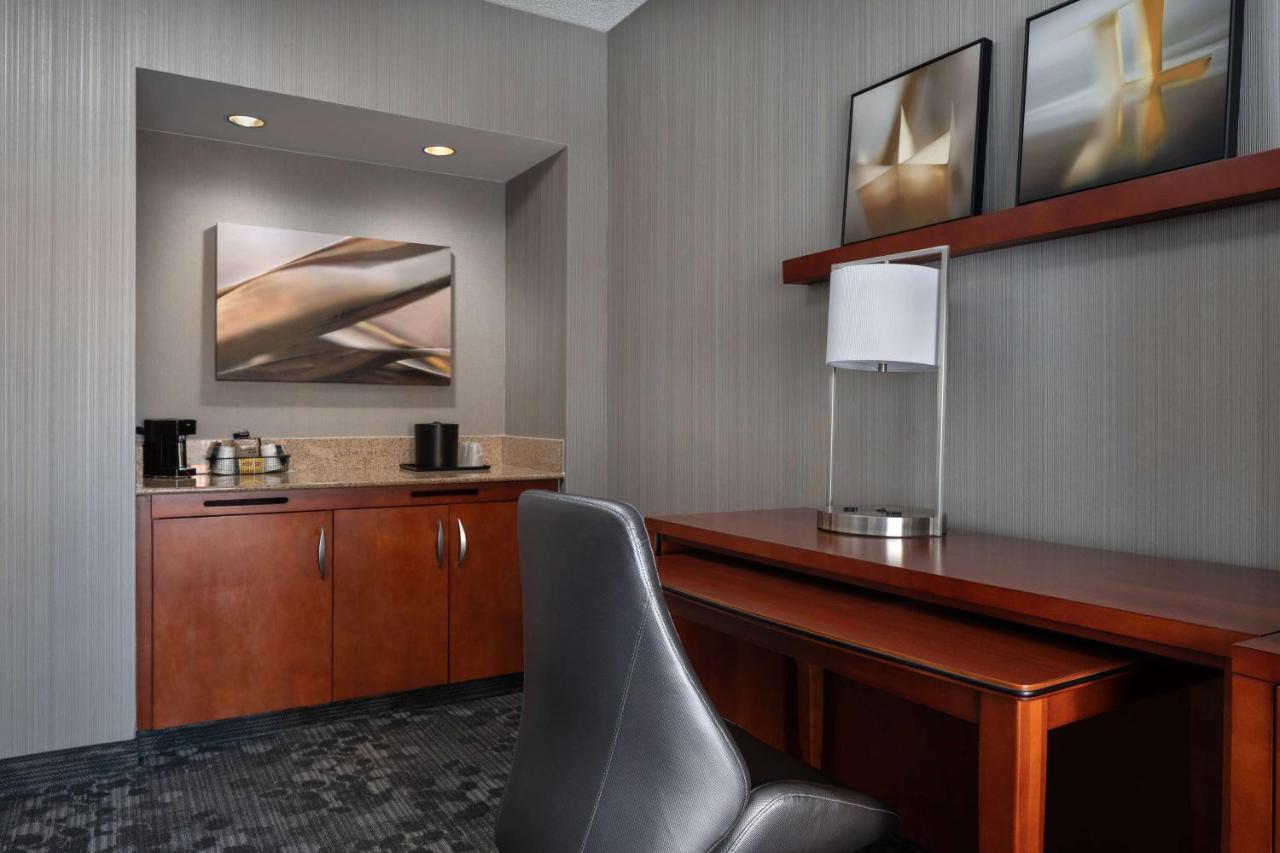 Mobility/Hearing Accessible One-Bedroom King Suite with Tub