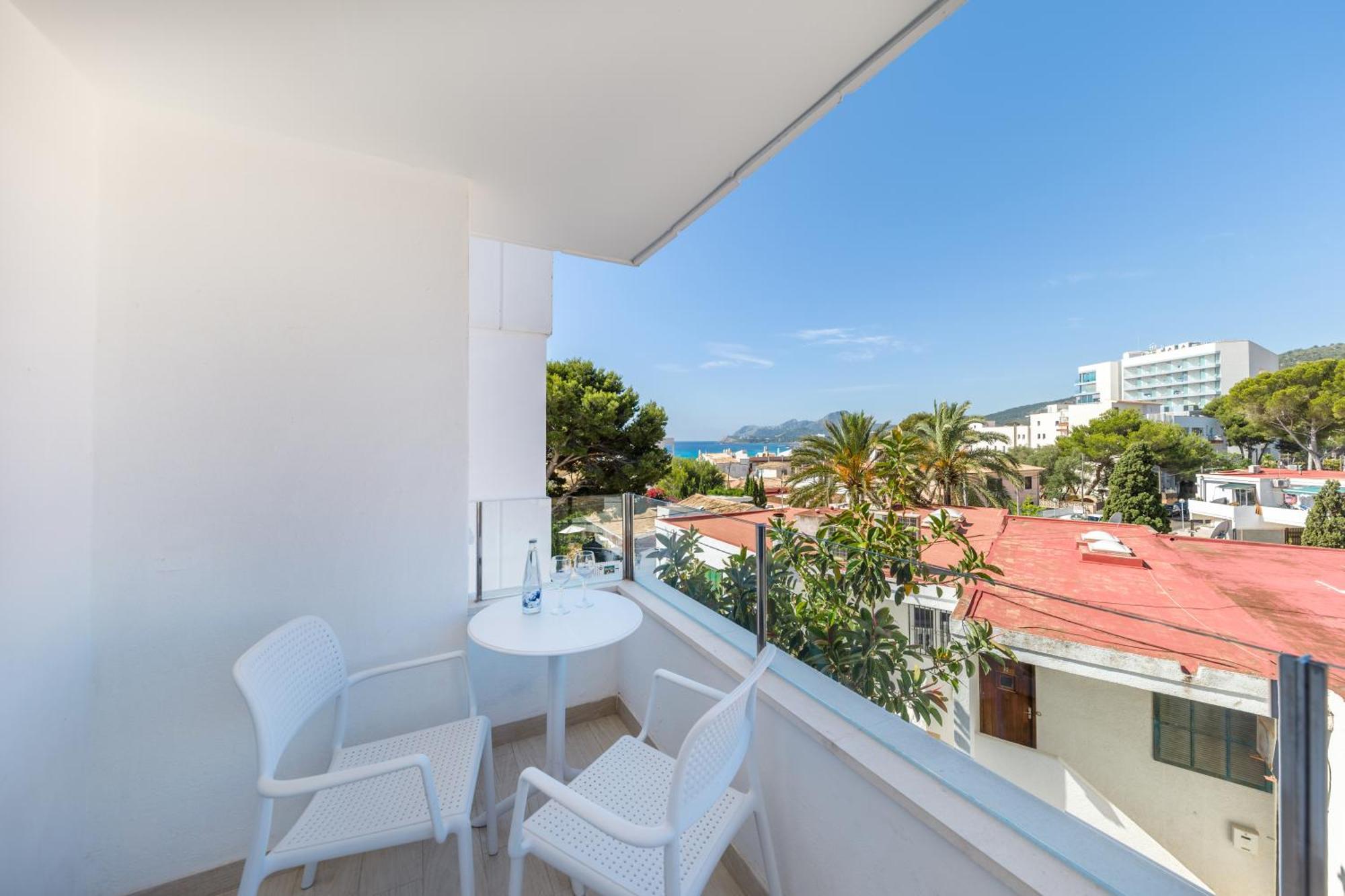 Habitación Doble Superior con vistas parciales al mar
