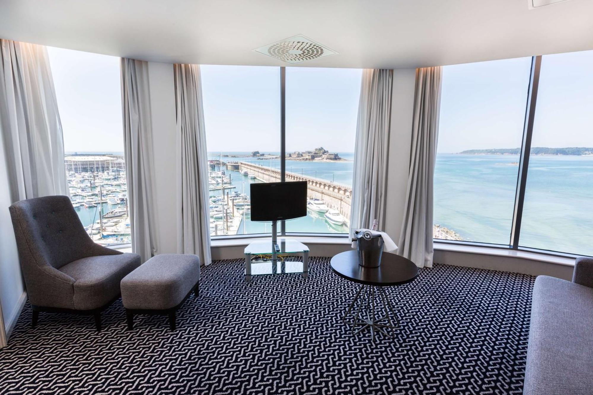 Suite Panoramique avec Vue sur Port de Plaisance