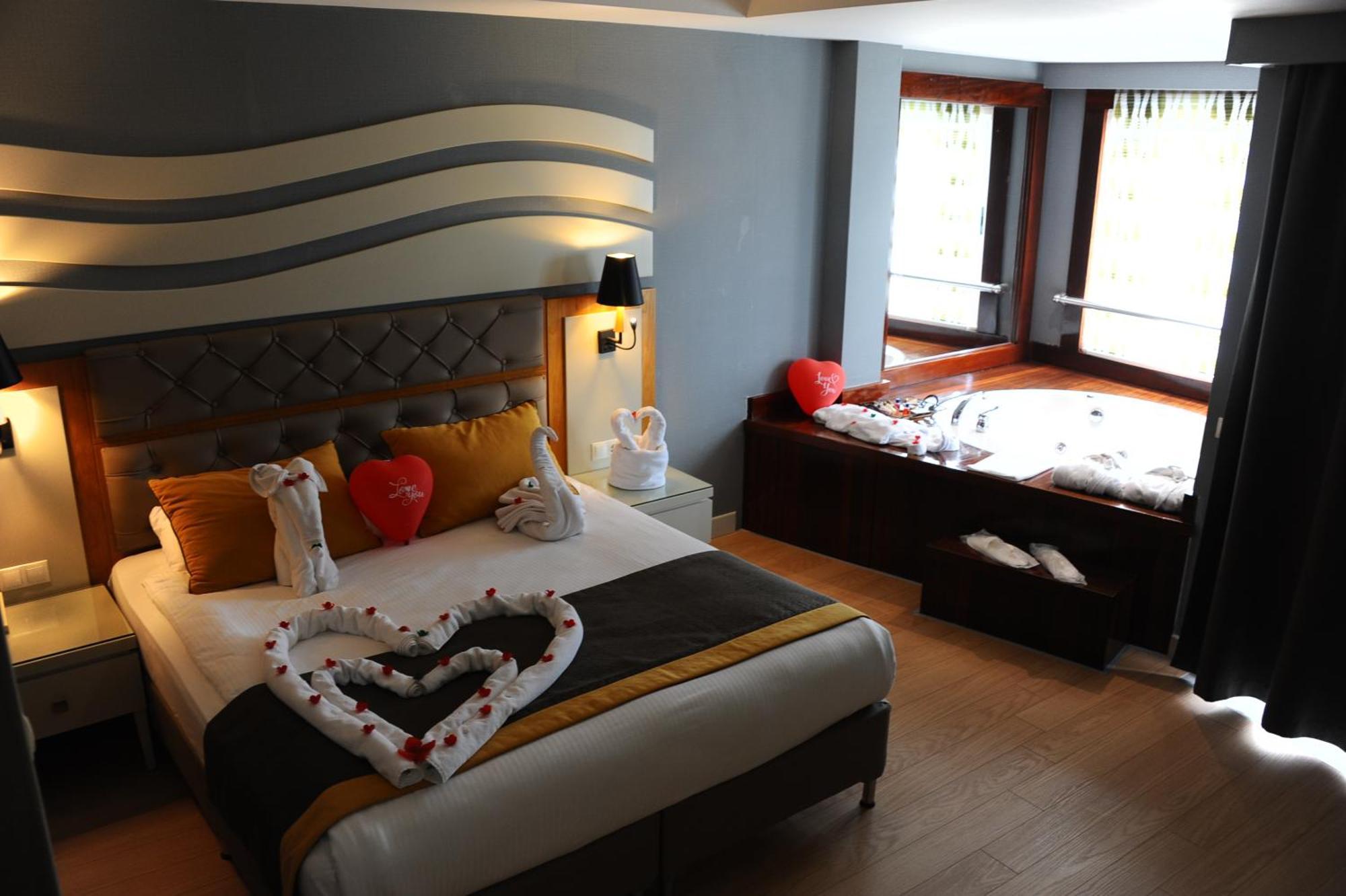 Doppelzimmer mit Whirlpool-Badewanne